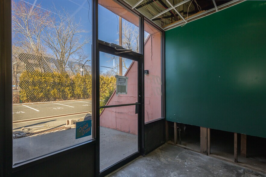 More Photos Of 12 E Dexter Plz, Pearl River Warehouse For Lease