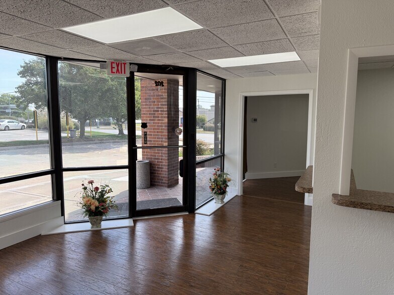 More Photos Of 244 E US Highway 69, Claycomo Office For Lease