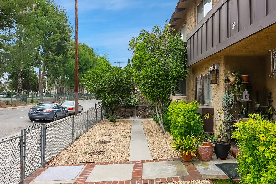More Photos Of 12264 Chandler Blvd, Valley Village Apartments For Sale
