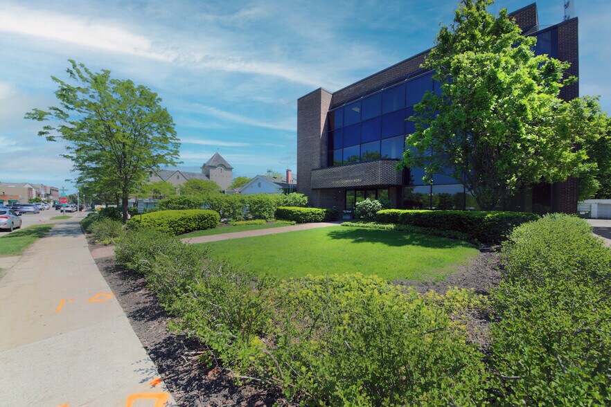 More Photos Of 191 E Deerpath Rd, Lake Forest Office For Sale