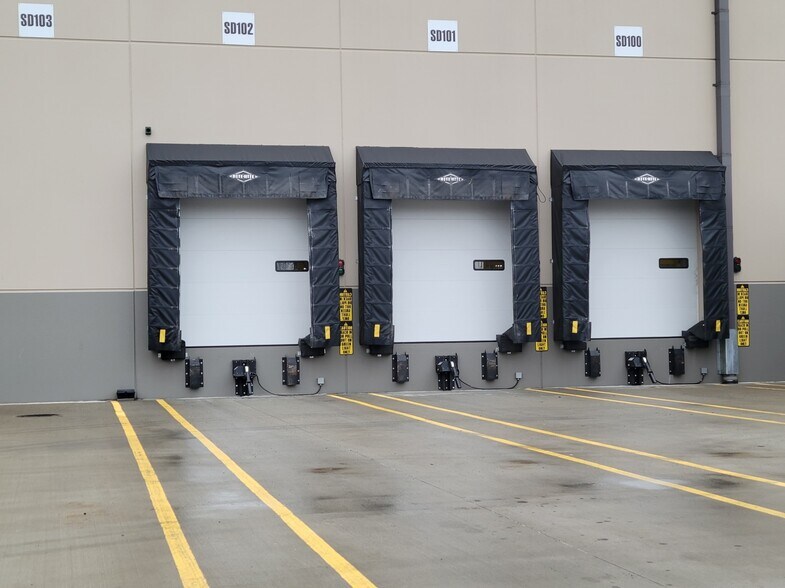 More Photos Of 20 Martha Dr, Bethel Warehouse For Lease