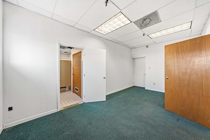 More Photos Of 370-376 Adams St, Newark Warehouse For Lease