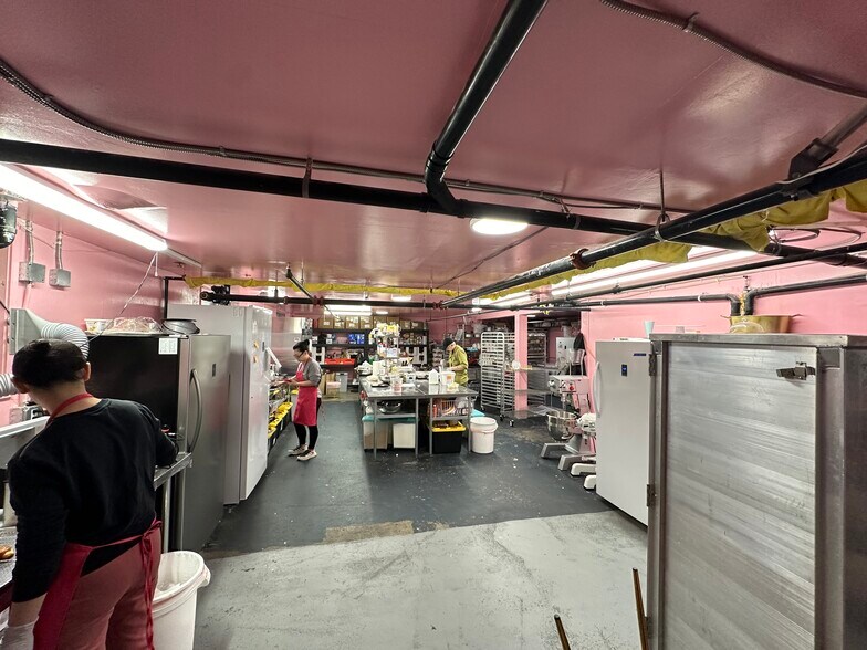 More Photos Of 3341-3343 SE Hawthorne Blvd, Portland Freestanding For Lease