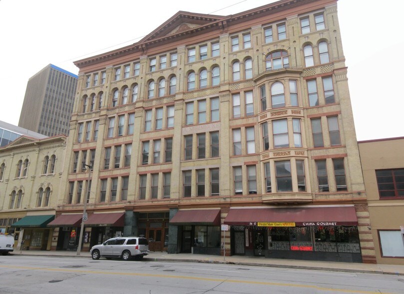 More Photos Of 117-137 E Wells St, Milwaukee Apartments For Lease