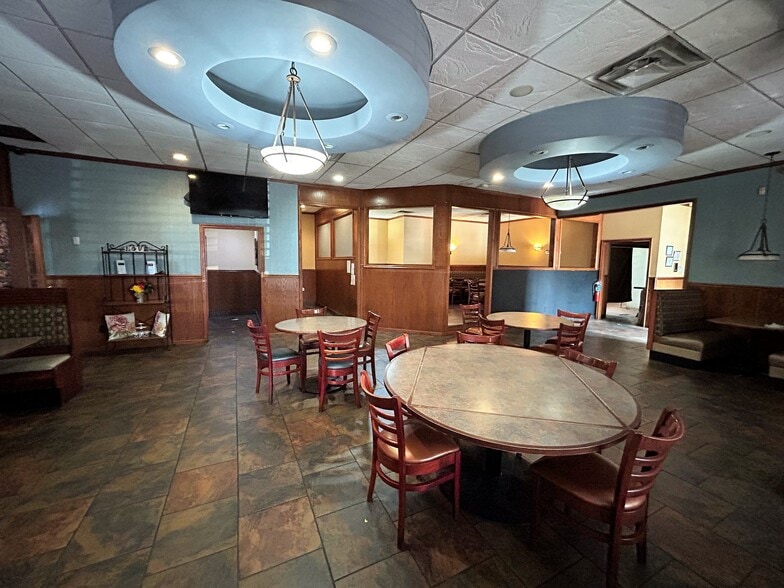 More Photos Of 1027 Sheffield Ave, Dyer Restaurant For Lease