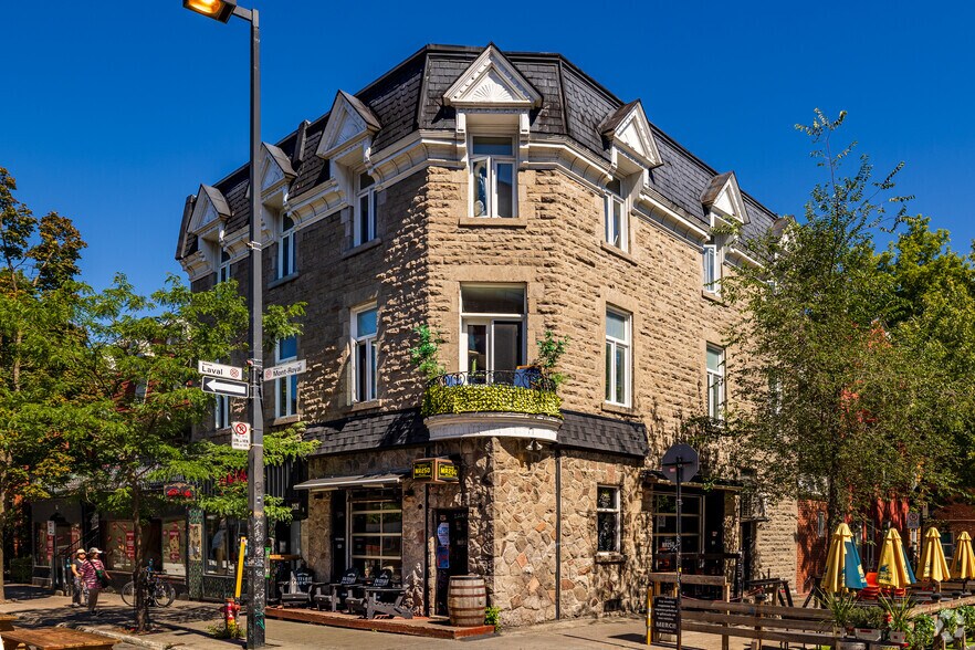 More Photos Of 250-252 Av Du Mont-Royal E, Montréal Storefront Retail Residential For Sale