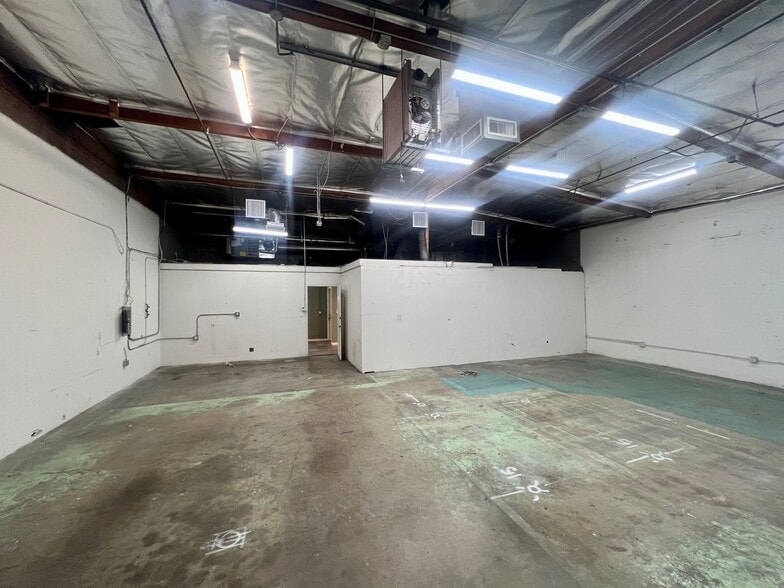 More Photos Of 7823-41 Noble Ave, Van Nuys Warehouse For Lease