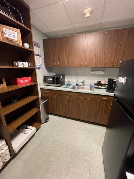 More Photos Of 675 Peachwood Dr, Deland Medical For Lease