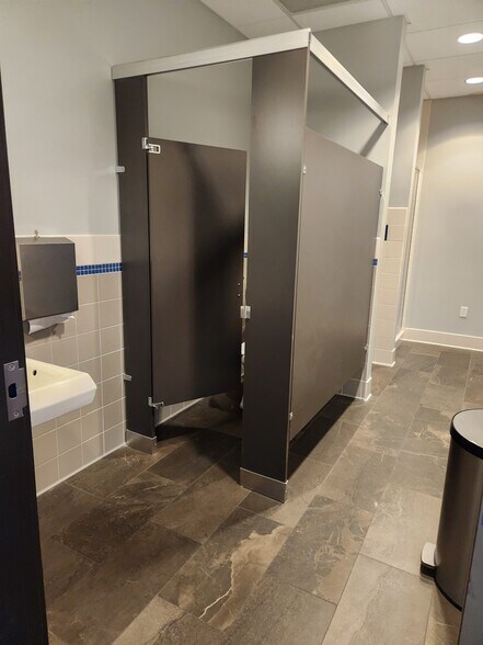 More Photos Of 444 S Haskell St, Central Point Office For Lease
