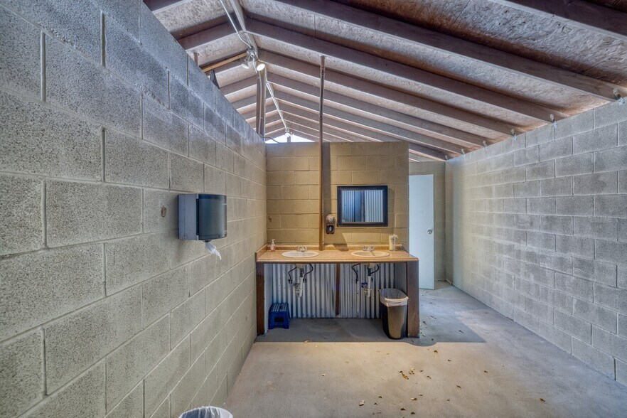 More Photos Of 49 Encino Dr, Concan Convenience Store For Sale