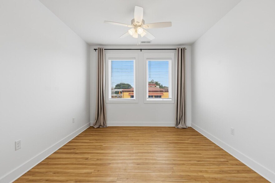 More Photos Of 123 Harper Ave, Carolina Beach General Retail For Lease