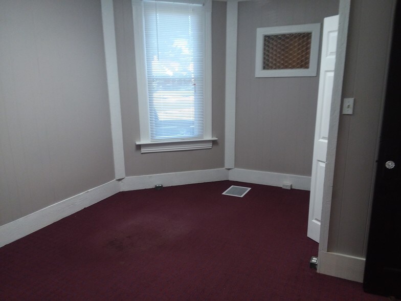 More Photos Of 635 S Lincoln Ave, O'Fallon Storefront Retail Office For Sale