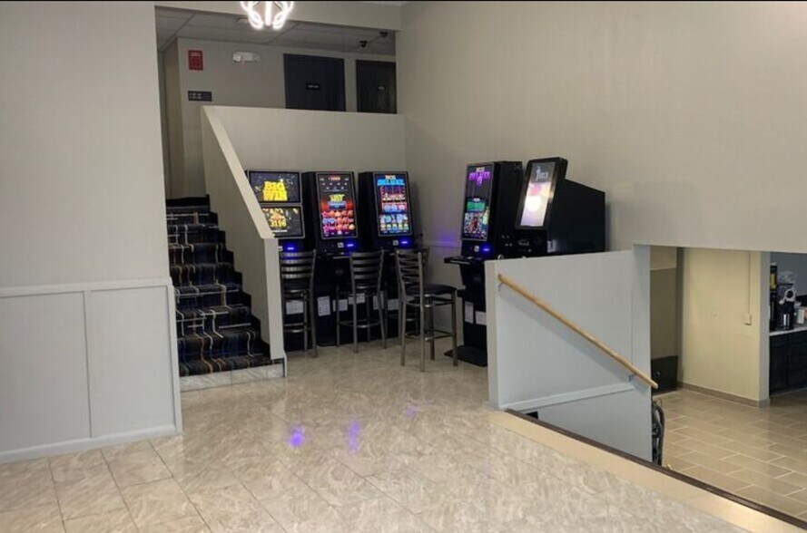 More Photos Of 1101 Country Club Dr, Kirksville Hotel For Sale