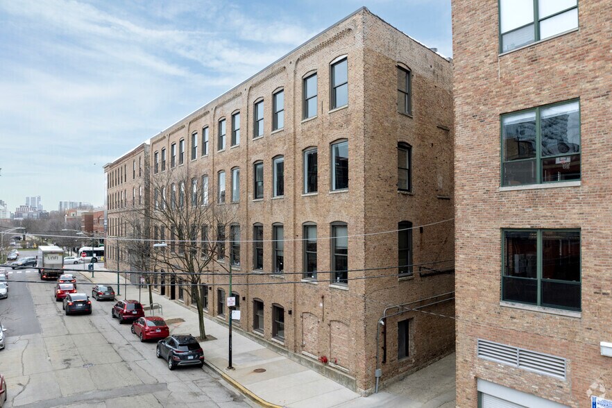 Primary Photo Of 811 W Evergreen St, Chicago Loft Creative Space For Sale