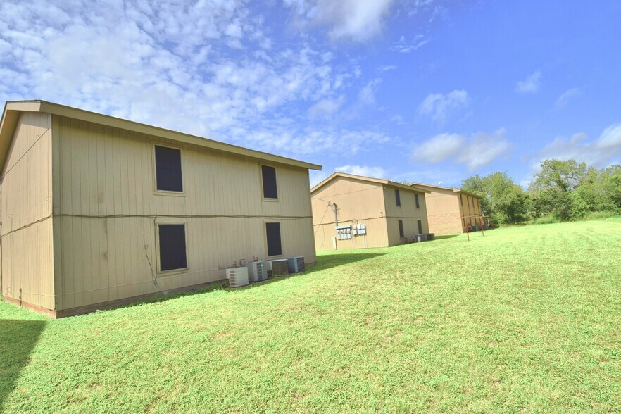 More Photos Of 303-511 E Reagan Rd, Beeville Multifamily For Sale