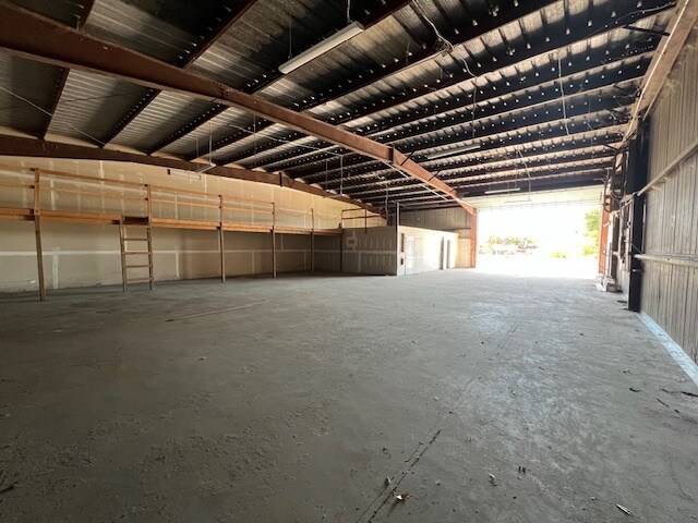 More Photos Of 205 Complex Dr, Lakeland Service For Lease