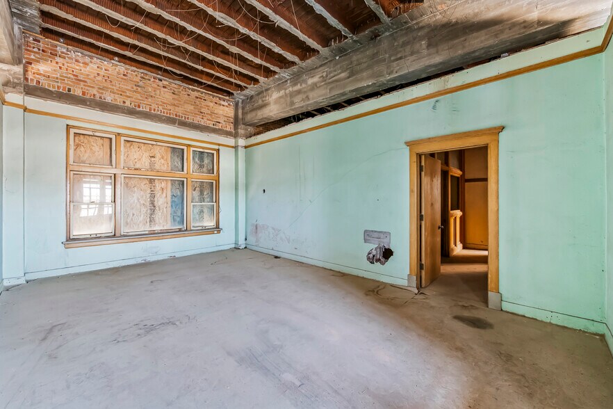 More Photos Of 502 S Main St, Rock Springs General Retail For Sale