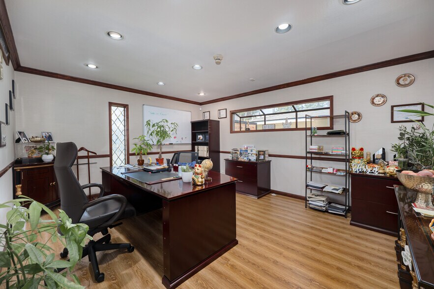 More Photos Of 635 W Foothill Blvd, Monrovia Loft Creative Space For Lease
