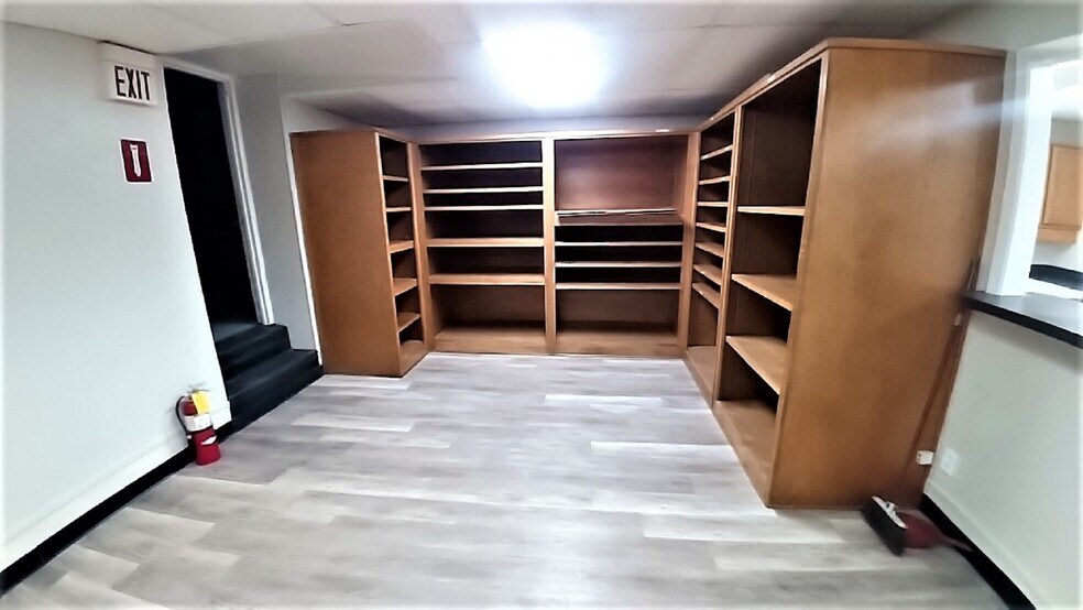 More Photos Of 131 E Sears St, Denison Warehouse For Lease