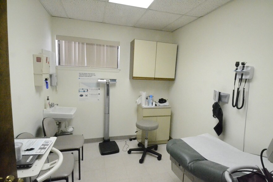 More Photos Of 400 Gidney Ave, Newburgh Medical For Sale