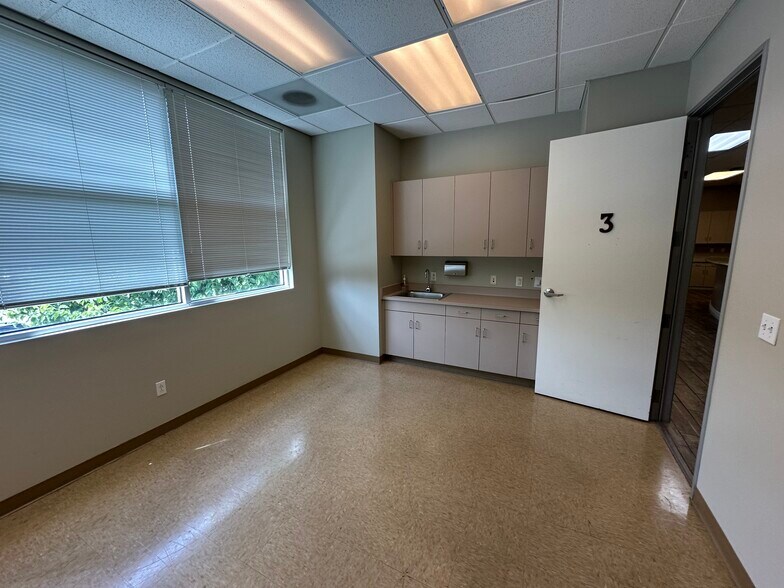 More Photos Of 2901 Sillect Ave, Bakersfield Medical For Lease