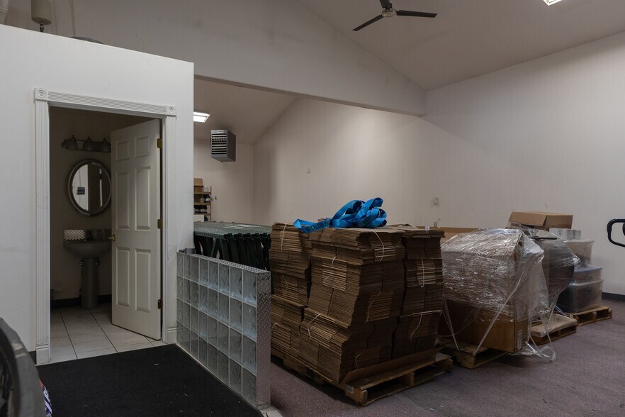 More Photos Of 6390 N Broadway, Denver Manufacturing For Lease