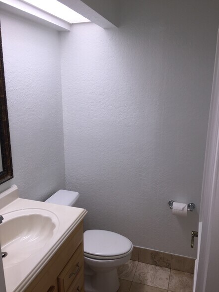 More Photos Of 2295 NW Corporate Blvd, Boca Raton Office Residential For Lease