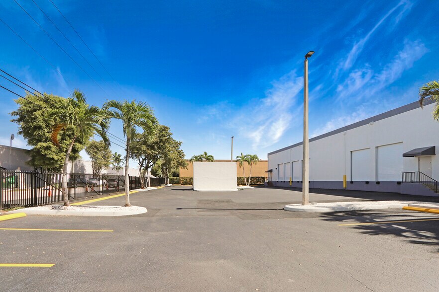More Photos Of 1730 W 38th Pl, Hialeah Manufacturing For Lease