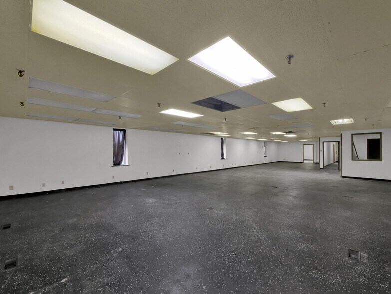 More Photos Of 5075-5095 Westerville Rd, Columbus Warehouse For Lease