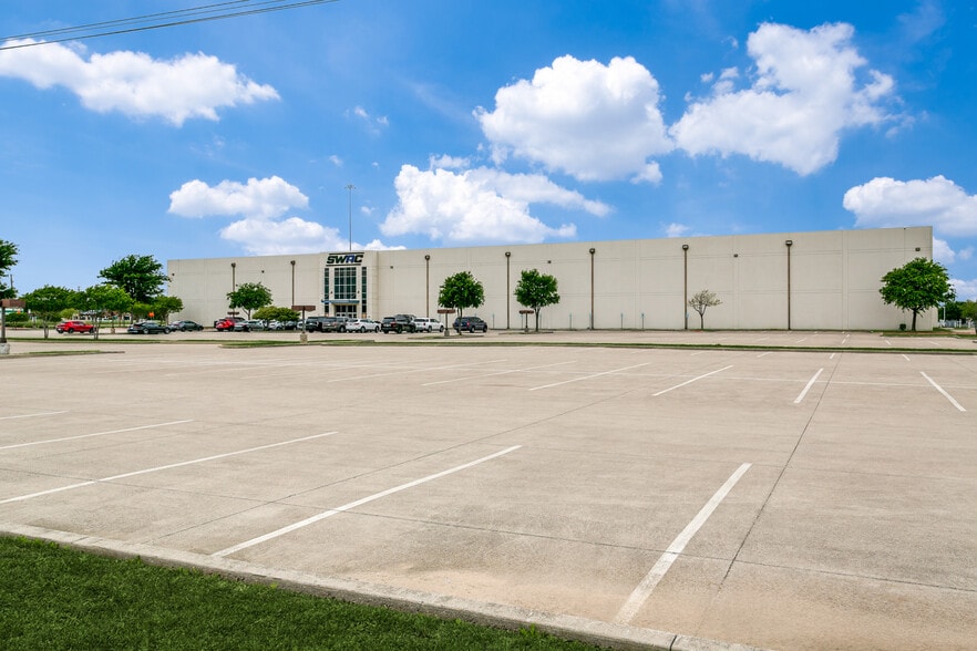 More Photos Of 2800 N Interstate 35E, Carrollton Industrial For Sale
