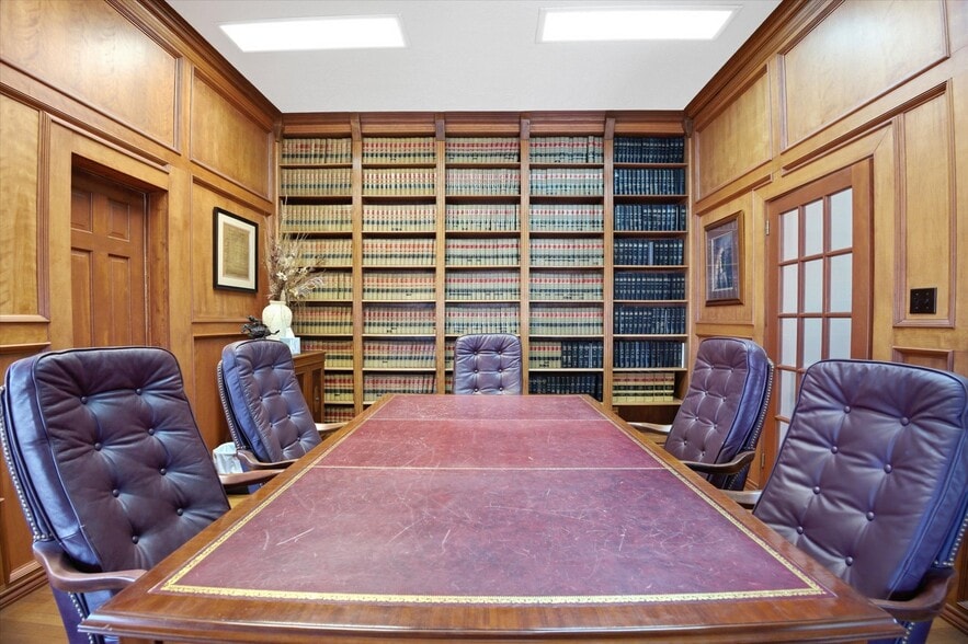 More Photos Of 717 E 1st St, Humble Office Residential For Sale