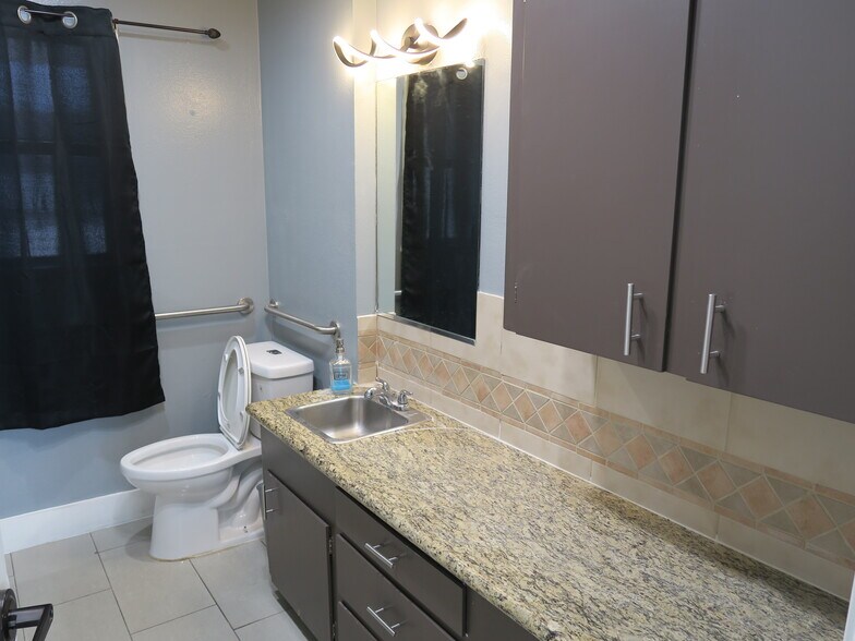 More Photos Of 5638 Star Ln, Houston Auto Dealership For Lease