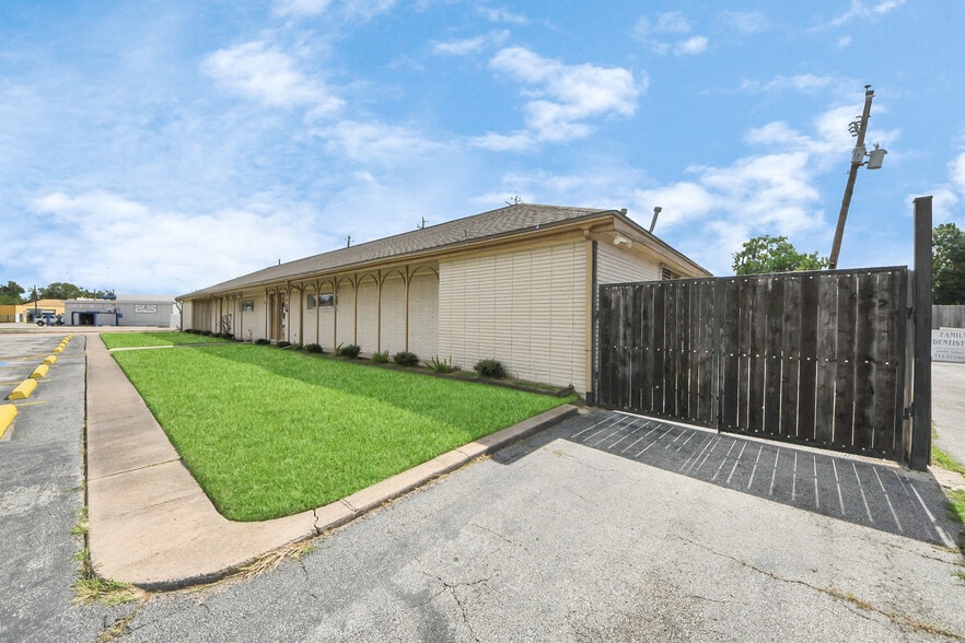 More Photos Of 2001 John St, Pasadena Office For Sale