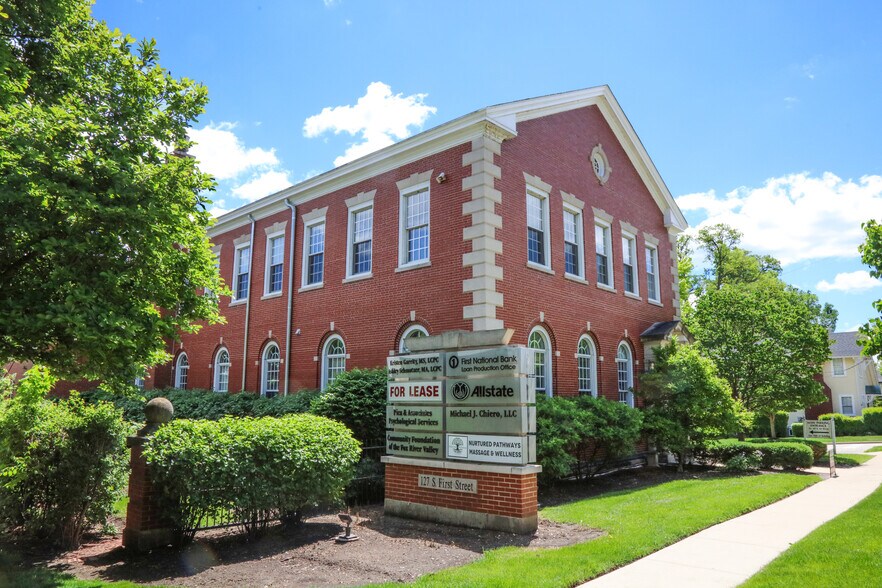 More Photos Of 127 S First St, Geneva Office Residential For Lease