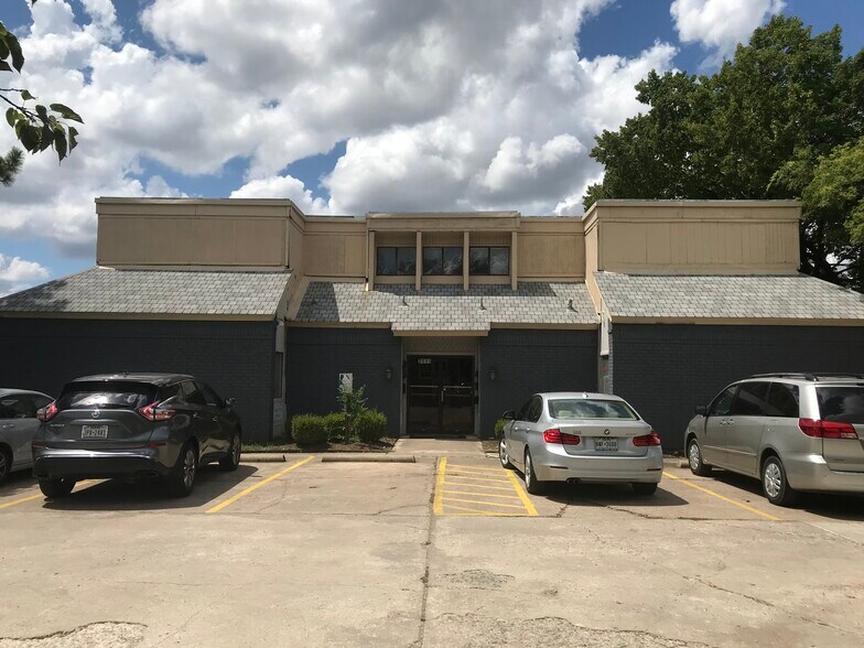 More Photos Of 2111 S Collins St, Arlington Office For Lease