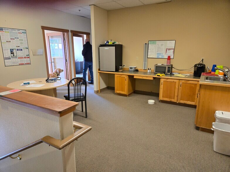 More Photos Of 4585 SW 21st St, Redmond Warehouse For Lease