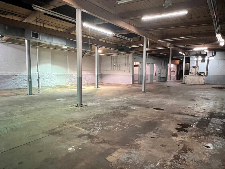 More Photos Of 21 Saw Mill River Rd, Yonkers Showroom For Sale