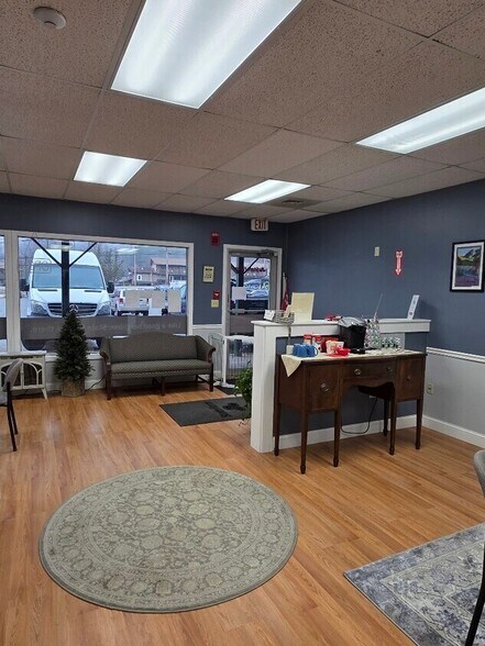 More Photos Of 264 Main St, Lincoln Storefront For Lease