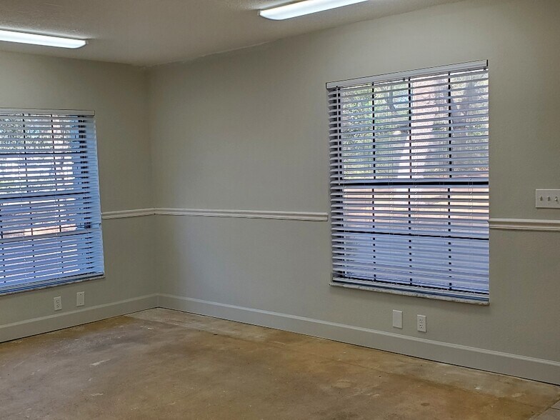 More Photos Of 113 W Chapman Rd, Oviedo Office For Lease