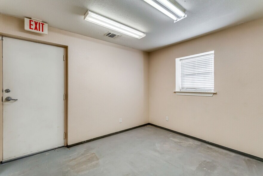 More Photos Of 3997 N US Highway 287, Alvord Warehouse For Lease