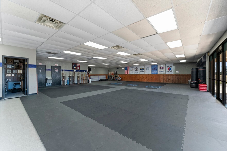 More Photos Of 9585 Braun Rd, San Antonio Storefront Retail Office For Sale