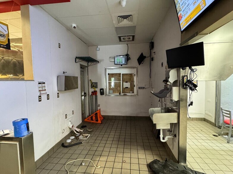 More Photos Of 227 E McGalliard Rd, Muncie Fast Food For Lease