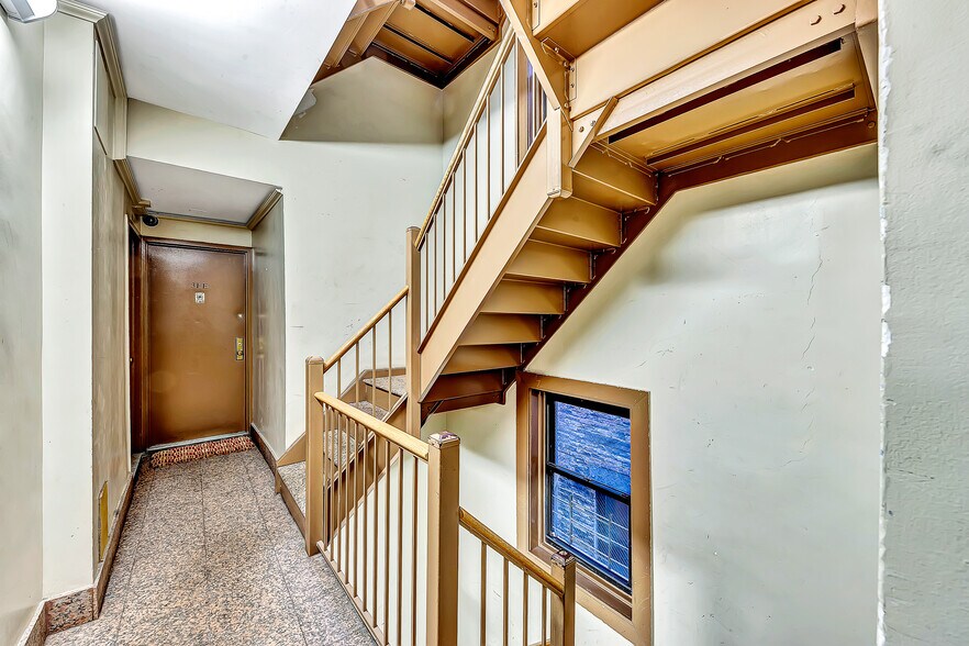 More Photos Of 406 W 48th St, New York Apartments For Sale
