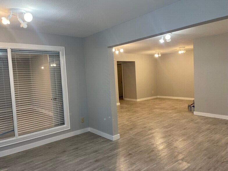 More Photos Of 4095 SE I 10 Frontage Rd, Sealy Medical For Sale