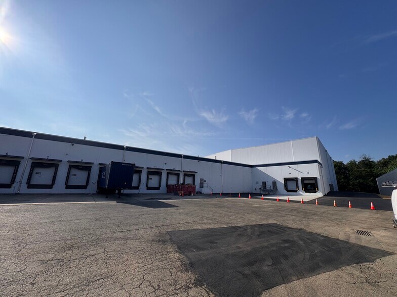 More Photos Of 40B Cotters Ln, East Brunswick Warehouse For Lease