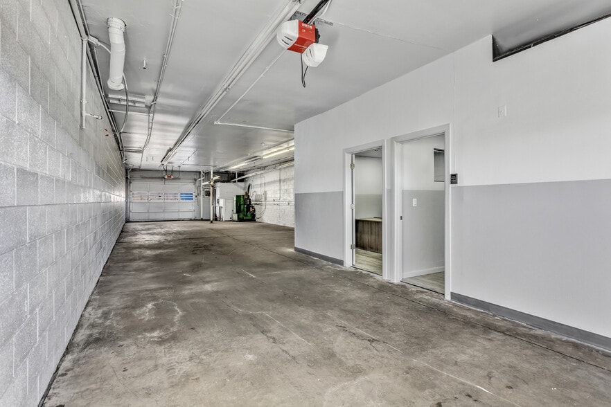 More Photos Of 770 Dayton St, Aurora Flex For Lease