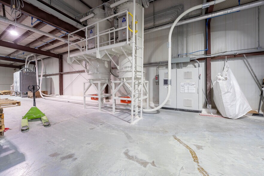 More Photos Of 225 Lawton Ave, Hereford Manufacturing For Sale