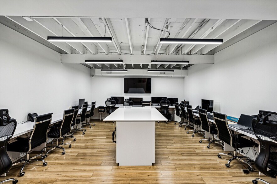 More Photos Of 5703-5705 Edgemoor Dr, Houston Warehouse For Lease