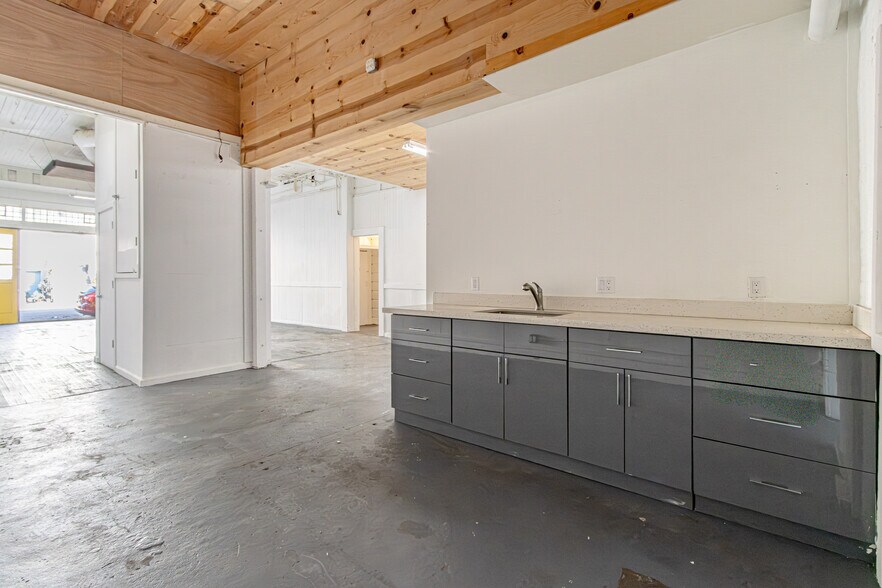 More Photos Of 2815 23rd St, San Francisco Flex For Lease