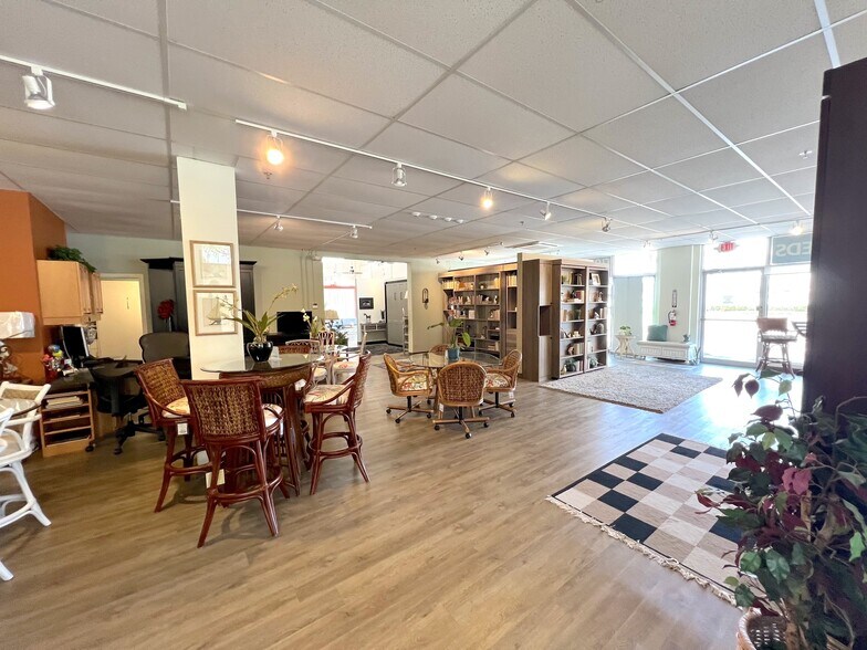 More Photos Of 530 N Bumby Ave, Orlando General Retail For Lease